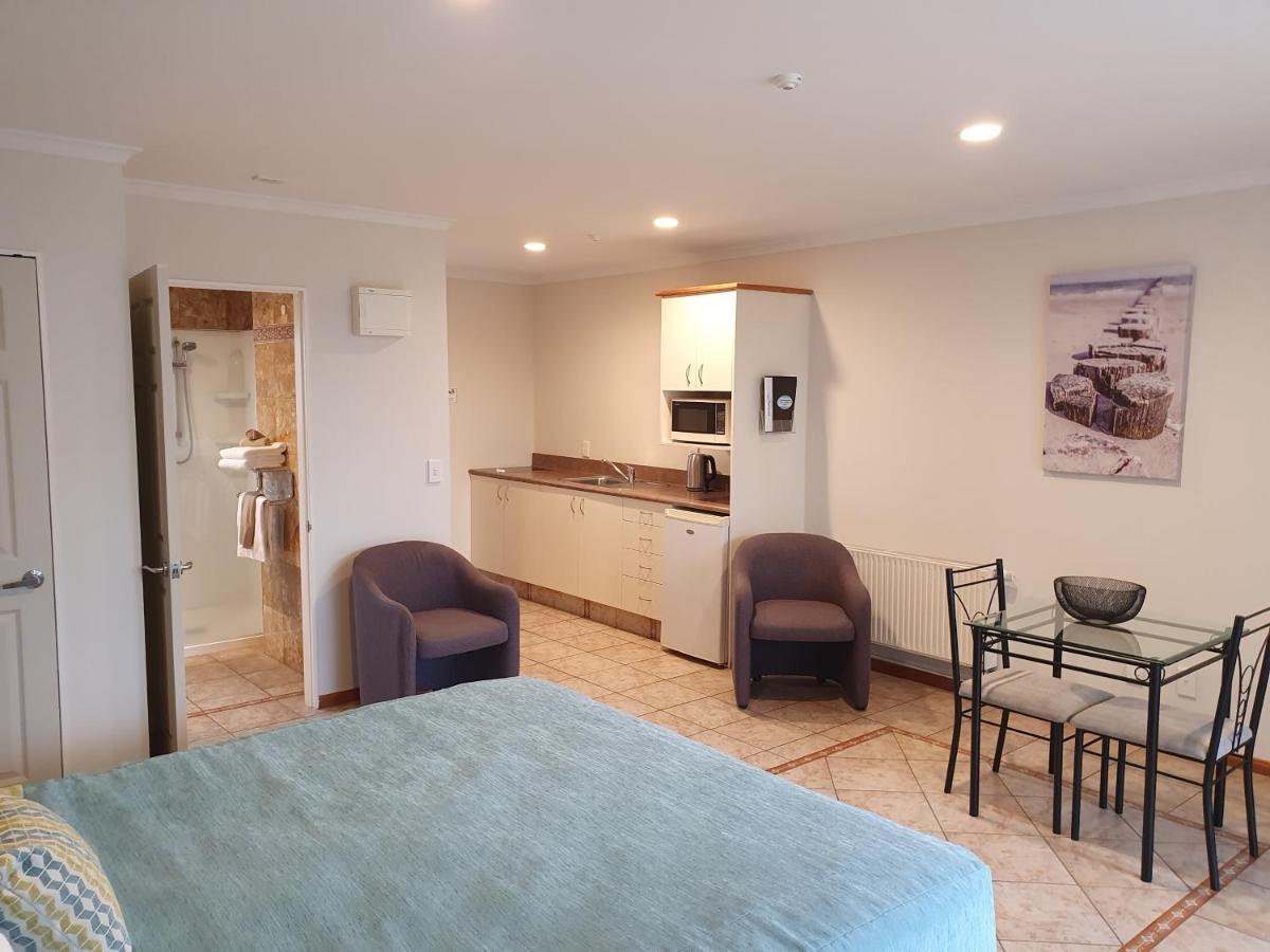 Breakers Motel 4*