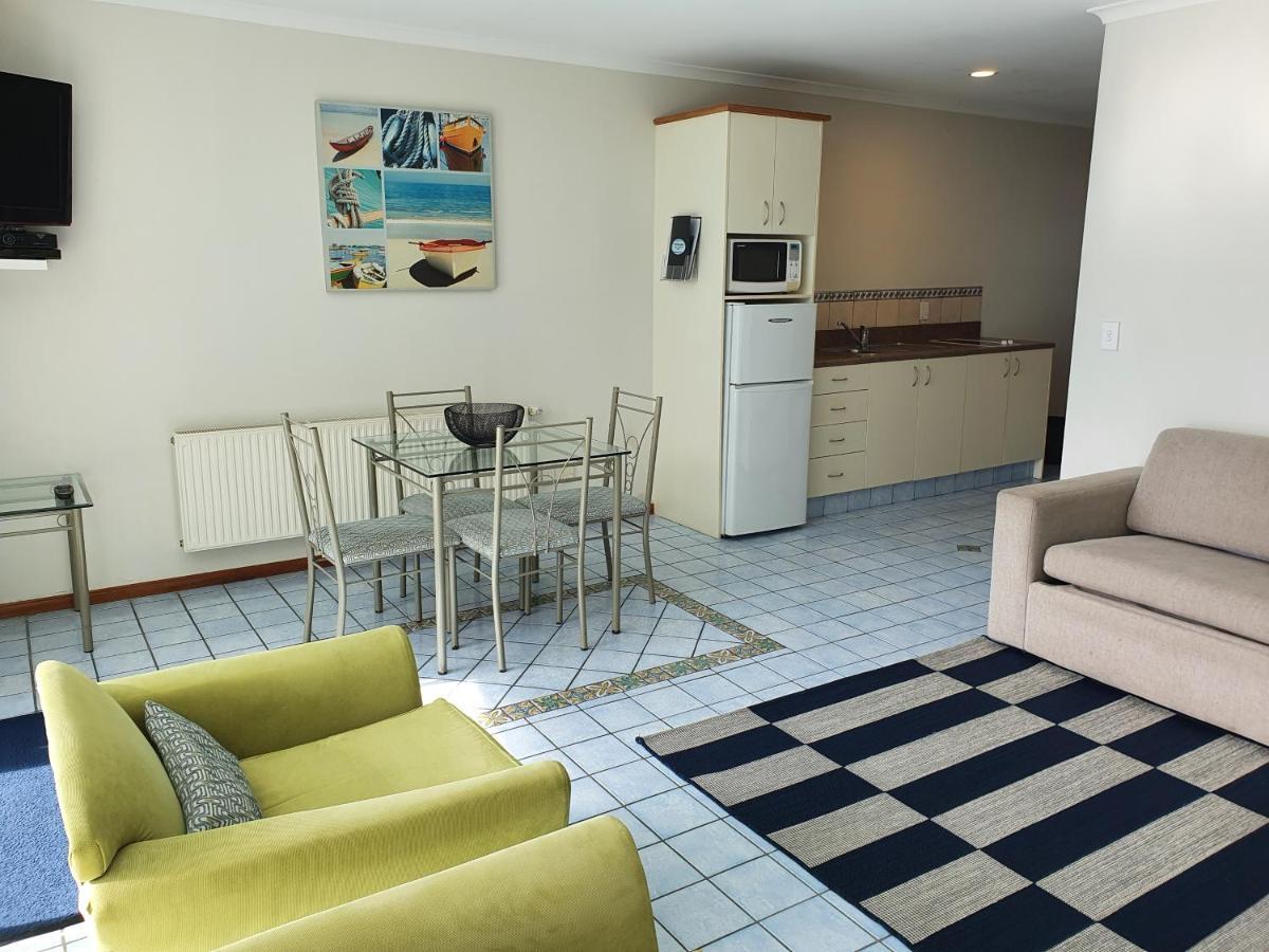 Breakers Motel 4*